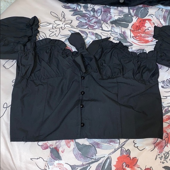 black crop top - Picture 2 of 4